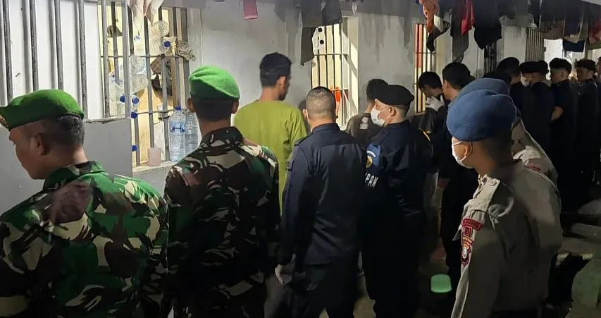 Suasana tim gabungan razia hunian WBP di Lapas Kelas IIB Tebingtinggi, Kamis (24/9/2026). (Foto: istimewa)