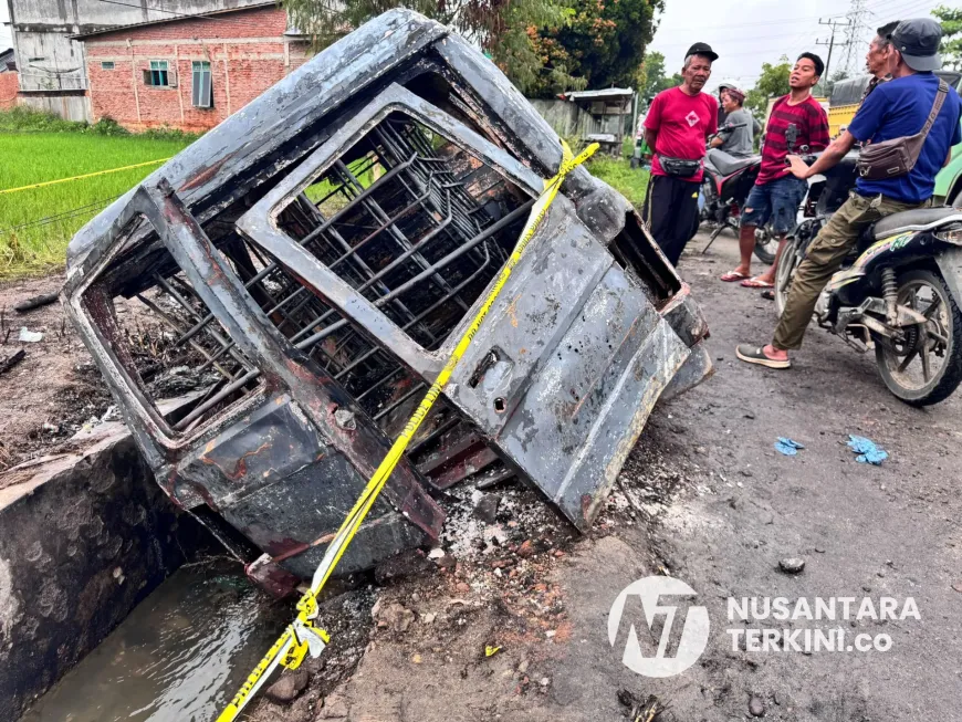 Mobil L300 yang terbakar akibat <a href=