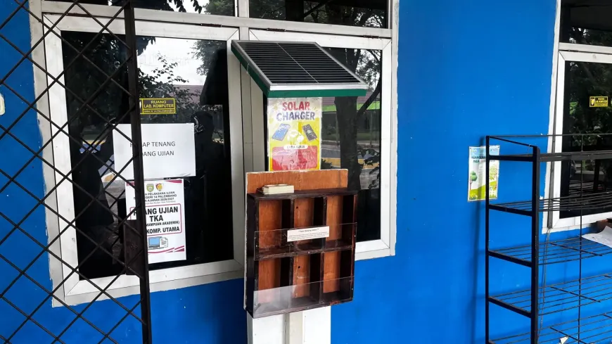 Stasiun pengisian daya telepon genggam berbasis panel surya berukuran mini.