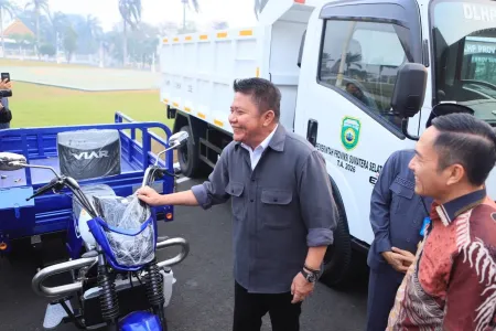 Gubernur Sumsel Serahkan Kendaraan Operasional Penanganan Karhutla ke Pemko Palembang