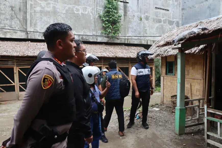 Suasana penggerebekan lokasi narkoba yang dipimpin Kapolres Binjai AKBP R. Bimo Moernanda, S.I.K., M.H. bersama TNI dan BNN. (Foto: Polres Binjai)