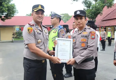 Polres Binjai Beri Penghargaan kepada 12 Personel Berprestasi, 8 Anggota Terima Sertifikat Pelatihan