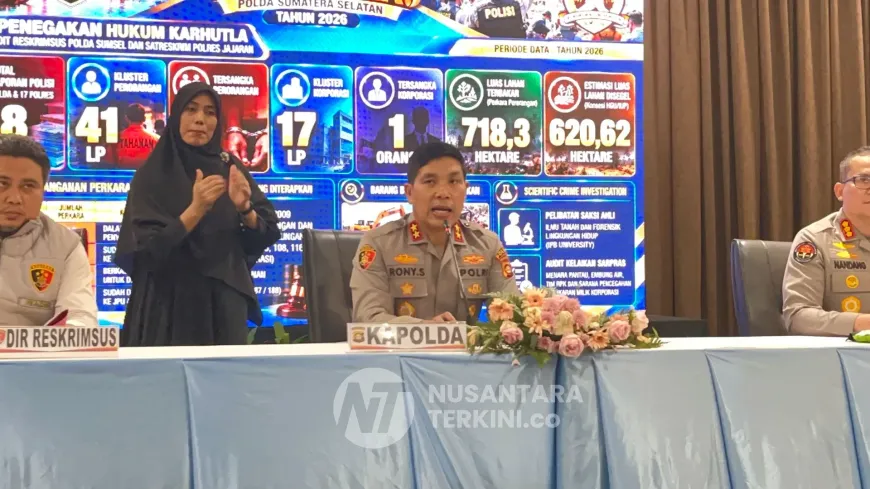 Kapolda Sumatera Selatan Irjen Pol Rony Samtana saat konferensi pers terkait penanganan karhutla di gedung Mapolda Sumsel, Kamis (16/10/2026). (foto: tia/nusantaraterkini.co)