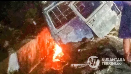 Satu Unit Mobil Diduga Bawa Minyak Solar Terbakar di Padangsidimpuan