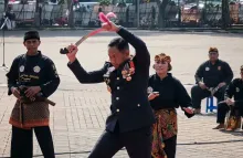 Tak Banyak yang Tahu, Kapolri Suyudi Ario Seto Pernah Pamer Aksi Debus Bengkokkan Golok