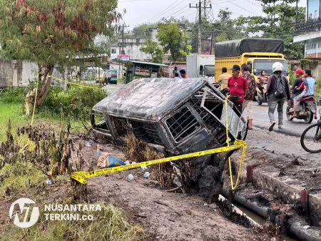 Berita Foto: Mobil L300 Terbakar Akibat Modifikasi Tangki Menampung Ribuan Liter BBM di Padangsidimpuan