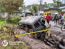 Berita Foto: Mobil L300 Terbakar Akibat Modifikasi Tangki Menampung Ribuan Liter BBM di Padangsidimpuan