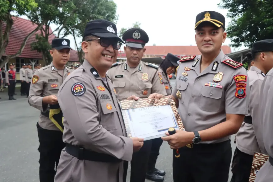 Polres Binjai memberikan penghargaan kepada 12 personel berprestasi dan menyerahkan sertifikat pembinaan serta pelatihan kepada delapan anggota. Apresiasi tersebut diberikan dalam upacara di Lapangan Apel Polres Binjai, Jalan Sultan Hasanuddin No. 1, Rabu (21/10/2026). (Foto: Humas Polres Binjai)