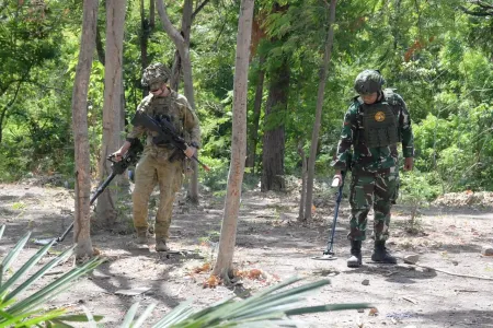 Prajurit Zeni TNI dan ADF Australia Latihan Penjinakan Peledak di Situbondo ​
