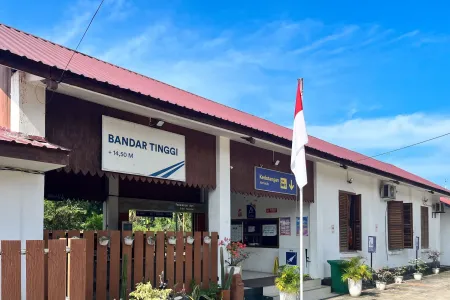 Stasiun Bandar Tinggi: Titik Awal Jantung Konektivitas Kereta Api dan Logistik Pelabuhan Kuala Tanjung