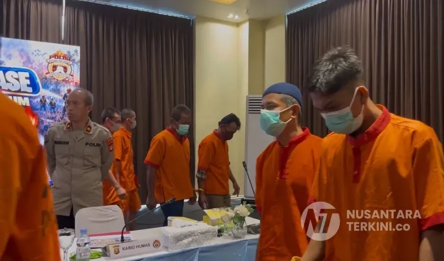 Para tersangka kasus karhutla saat pers rilis di gedung Mapolda Sumsel, Rabu (29/10/2026). (Foto: tia/nusantaraterkini.co)