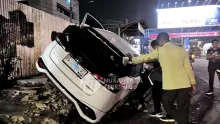 Hindari Motor, Toyota Yaris Putih Ringsek Hantam Bekas Halte Transmusi di Palembang