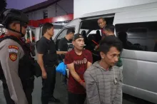 Polisi Sisir Kampung Boncos di Jakarta Barat, 4 Orang Ditangkap dan Barang Bukti Disita: 6 Barak Narkoba Dibakar
