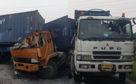 Empat Truk Tabrakan Beruntun di Tol Belmera, Dua Terluka