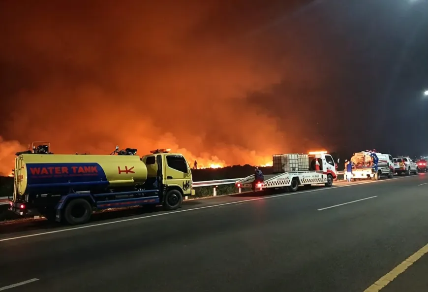 Karhutla Ancam Jalur Tol di Sumsel, Hutama Karya Siagakan Armada Pemadam dan Imbau Pengendara Waspada. (Foto: istimewa)