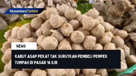 Kabut Asap Pekat Tak Surutkan Pembeli Pempek Tumpah di Pasar 16 Ilir