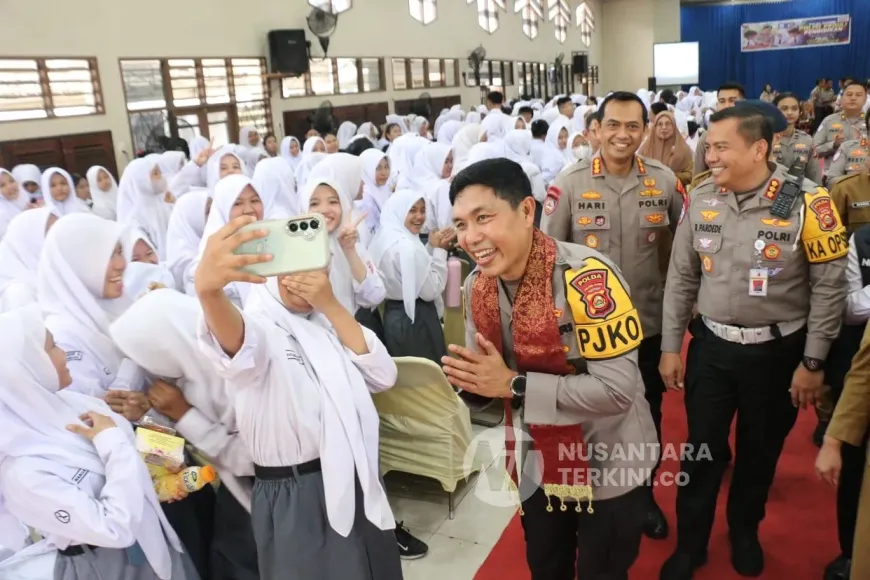 Polda Sumsel memperkuat kedekatan dengan dunia pendidikan lewat program Polisi Peduli Pendidikan di SMK Negeri 6 Palembang pada, Senin (26/10/2026). (foto: istimewa)