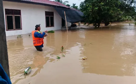 Banjir Rendam Ratusan Rumah di Besitang Langkat, Desa Sekoci Terparah, Jalinsum Medan-Aceh Ikut Tergenang