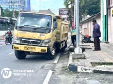 Truk Muatan Pasir Terperosok 4 Jam di Jalan Kejaksaan Medan 