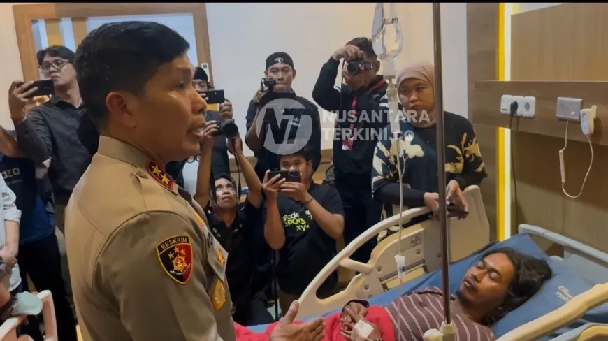 Kapolda Sumsel Irjen Pol Rony Samtana saat mengunjungi kedua jurnalis yang menjadi korban pengeroyokan di depan gedung Mapolda Sumsel, Selasa (13/10/2026). (foto: tia/nusantaraterkini.co)