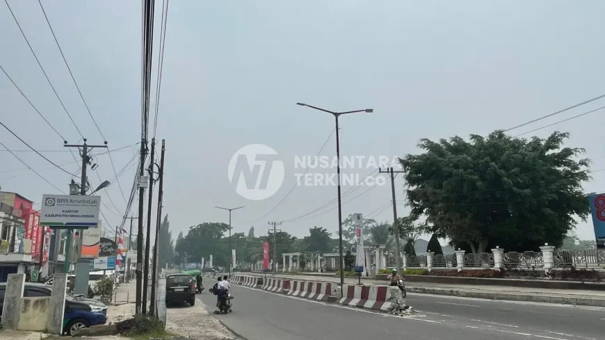 Kabut Asap Tebal Selimuti Pematang Raya. (Foto: wandi/nusantaraterkini.co)