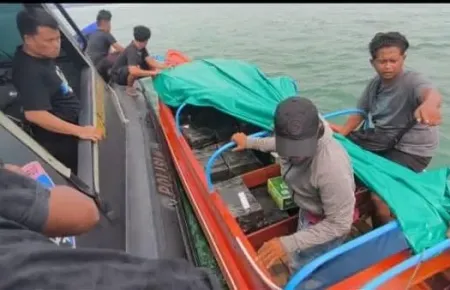 Polda Kepri Sita Speedboat Bermuatan 60 Karton Miras Ilegal di Batam, Tiga Orang Diamankan