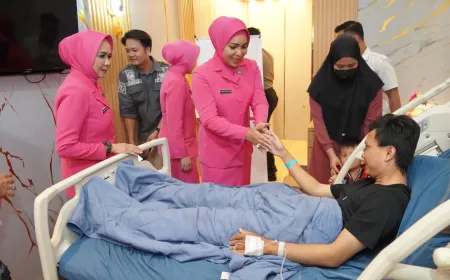Ketua Bhayangkari Sumsel Jenguk Korban Insiden Mapolda di RS Bhayangkara