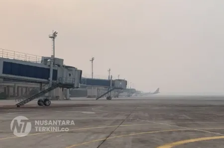 Jarak Pandang di Bawah 600 Meter Akibat Kabut Asap, Lima Penerbangan di Bandara SMB II Tertunda