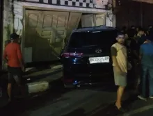 Hilang Kendali, Fortuner Hitam Hantam Pintu Ruko Cafe di Jalan Brigjen Katamso Medan