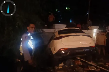 Mobil Mercy Tabrak Warung Mie Balap di Depan RS Haji, Satu Orang Meninggal