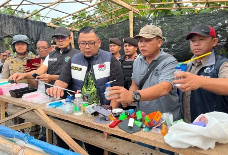 Sarang Narkoba Bantaran Rel Desa Serba Jadi Kembali di Grebek, 6 Barak di Bakar