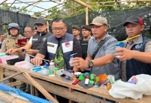 Sarang Narkoba Bantaran Rel Desa Serba Jadi Kembali di Grebek, 6 Barak di Bakar