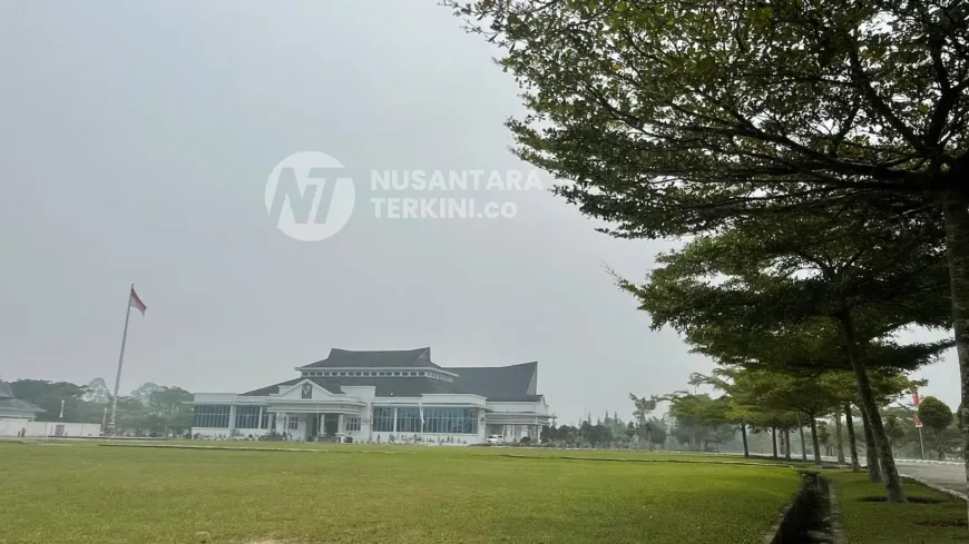 Kabut Asap Tebal Selimuti Pematang Raya. (Foto: wandi/nusantaraterkini.co)