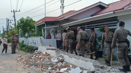 Tak Terima Pagar Dibongkar, Pria Serang Petugas Satpol PP Padang Pakai Arit