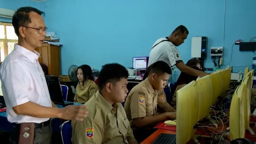 Siswa yang sedang belajar di ruang laboratorium komputer yang menggunakan PLTS.