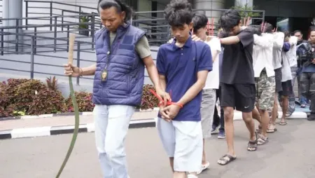 Tawuran Maut di Kebon Jeruk Tewaskan Satu Orang, Polisi Tangkap 19 Pelaku dan Buru Penyiram Air Keras