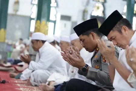 Kapolda Sumsel Ingatkan Warga Bahaya Karhutla Lewat Program Jumat Keliling