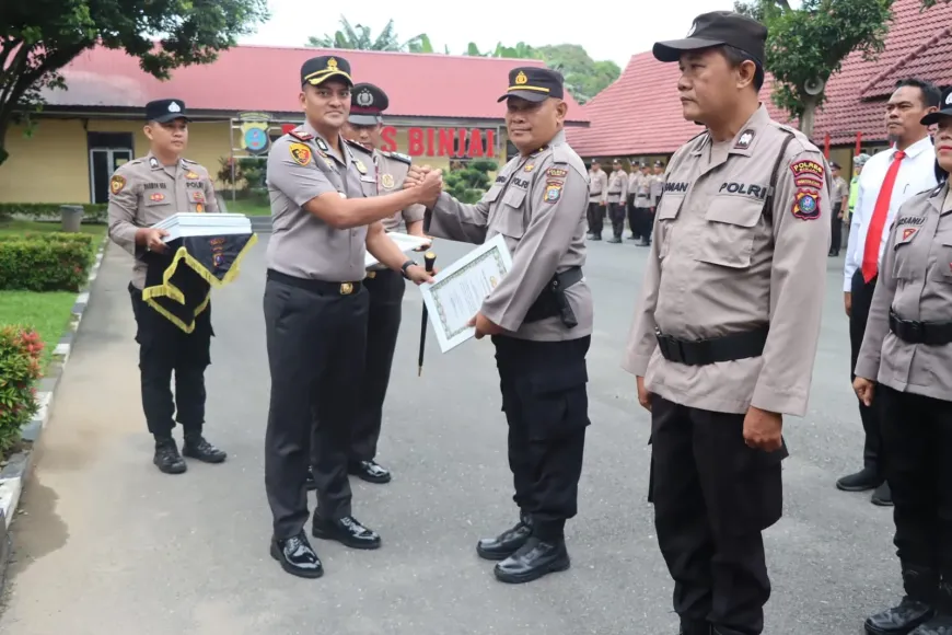 Polres Binjai memberikan penghargaan kepada 12 personel berprestasi dan menyerahkan sertifikat pembinaan serta pelatihan kepada delapan anggota. Apresiasi tersebut diberikan dalam upacara di Lapangan Apel Polres Binjai, Jalan Sultan Hasanuddin No. 1, Rabu (21/10/2026). (Foto: Humas Polres Binjai)