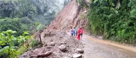 Longsor Putus Akses Jalan Simpang Empat-Talu ​