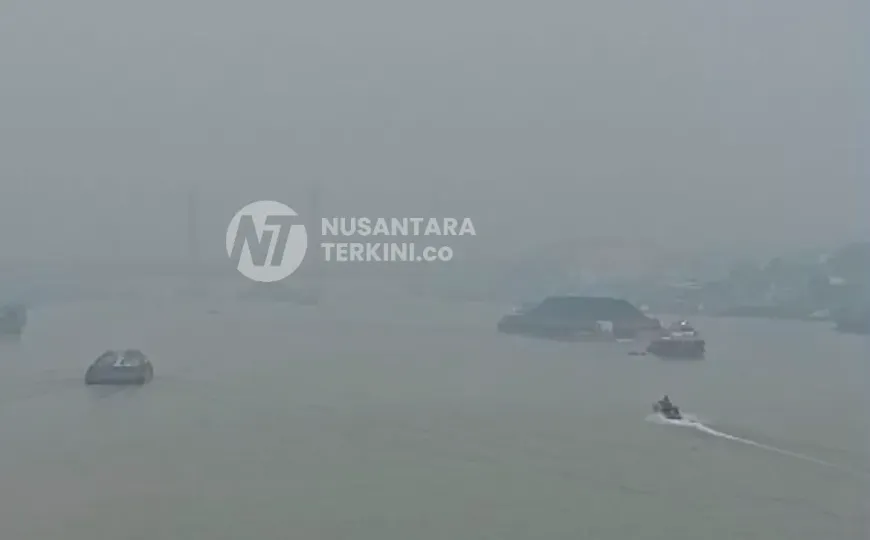 Pagi ini, Kota Palembang kembali dikepung kabut asap tebal dan merata di seluruh wilayah pada, Kamis (1/10/2026). (Foto: tia/nusantaraterkini.co)