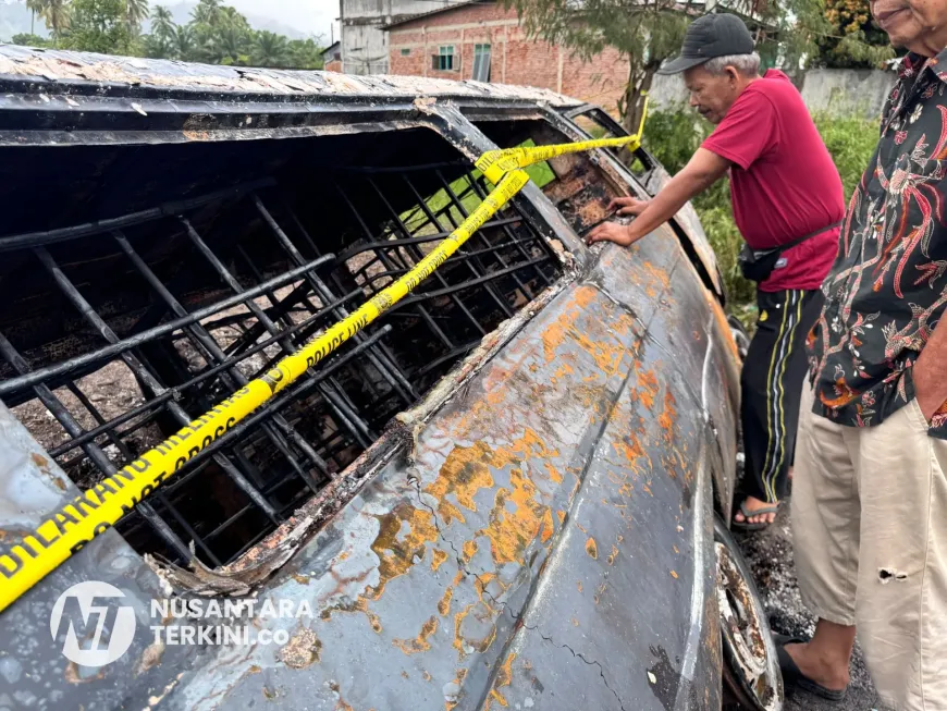 Warga sedang memperhatikan mobil penumpang L300 yang telah dimodifikasi tangkinya yang telah terpasang garis polisi, Selasa (20/10/2026) di Kecamatan Padangsidimpuan Tenggara, Kota Padangsidimpuan, Sumatera Utara. Hingga saat ini Polres Padangsidimpuan Hingga pihak SPBU Manunggang belum memberikan jawabannya pasca terbakarnya mobil penumpang yang telah dimodifikasi Tangkinya. (Foto: dok Nusantaraterkini.co)