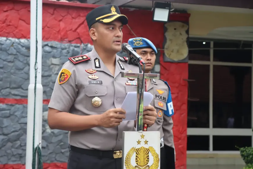 Polres Binjai memberikan penghargaan kepada 12 personel berprestasi dan menyerahkan sertifikat pembinaan serta pelatihan kepada delapan anggota. Apresiasi tersebut diberikan dalam upacara di Lapangan Apel Polres Binjai, Jalan Sultan Hasanuddin No. 1, Rabu (21/10/2026). (Foto: Humas Polres Binjai)