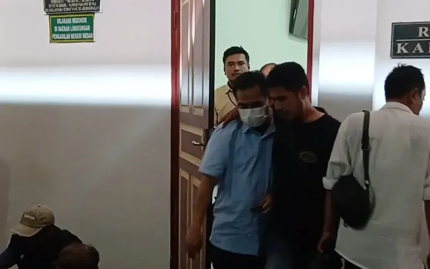 Terdakda MI dan NUAT saat keluar dari ruang sidang Kartika, di Pengadilan Negri (PN) Medan, Kamis (1/10/2026) siang. (foto : istimewa)