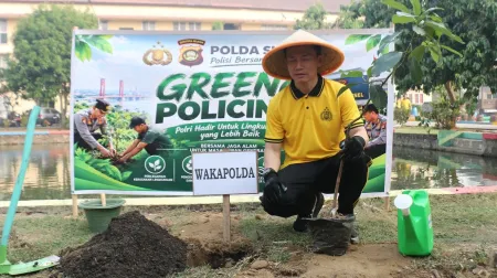 Polda Sumsel Gelar Green Policing, Tanam Pohon Hingga Bersihkan Saluran Air