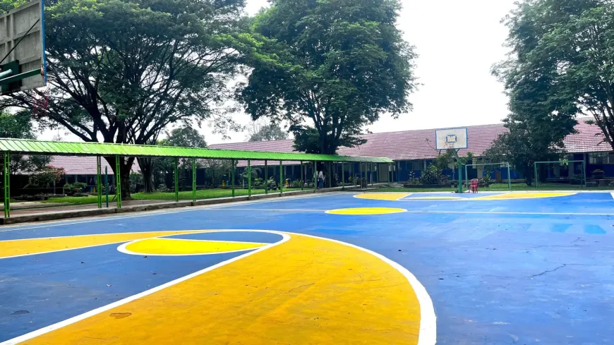 Lingkungan sekolah yang asri dipenuhi pepohonan hijau.