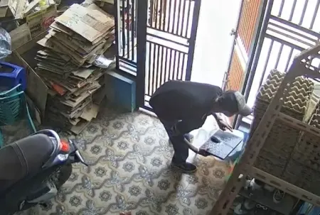 Lupa Kunci Pagar, Laptop dan Sepatu Sekolah Milik Warga Deliserdang Raib Digondol Maling: Pelaku Terekam CCTV